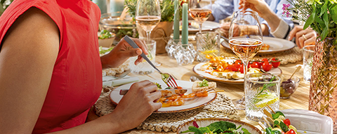 Mehrere Personen beim gemeinsamen Essen an einem Tisch