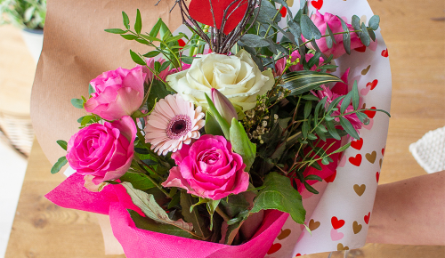 Ein Strauß mit rosa Blumen zum Muttertag