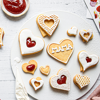 Viele kleine Herz-Kekse gefüllt mit Marmelade für die SPAR Mahlzeit!