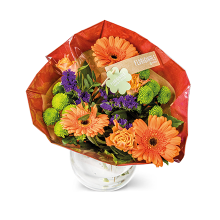 Ein Floriginals Muttertagsstraus mit orangen Blumen