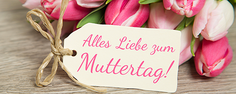Tulpen und ein Geschenkanhänger mit der Aufschrift "Muttertag"