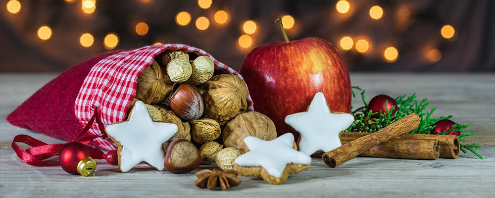 Ein Nikolaussackerl mit Keksen, Nüssen, Äpfeln und mehr