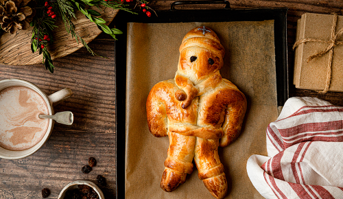 Fertig gebackener, goldbrauner Nikolaus aus Germteig