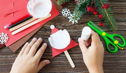 Ein Kind hat einen unverzierten Nikolaus gebastelt