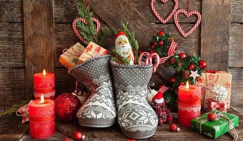 Graue Stoffstiefel gefüllt mit einem Schokonikolaus und weiteren Nikolaus-Leckereien