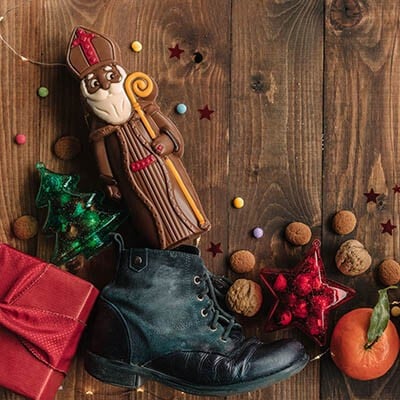 Ein Schoko-Nikolaus, Nüsse, eine Mandarine und ein Schuh