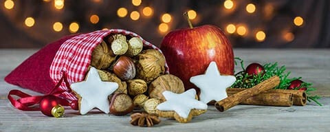 Ein Nikolaussackerl mit Keksen, Nüssen, Äpfeln und mehr