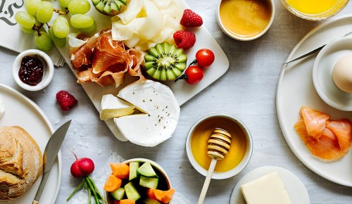 SPAR Mahlzeit! Verschiedene Brunch-Aufstriche auf einem Tisch