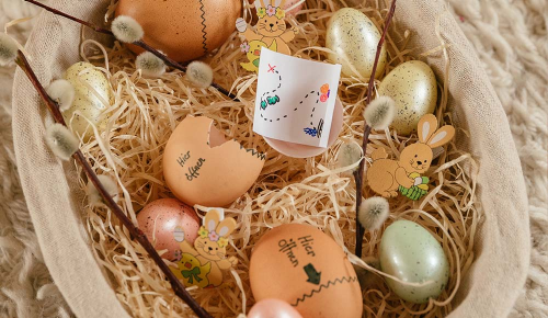 Ein Nest voller Eier, die kleine Glückszettel beinhalten