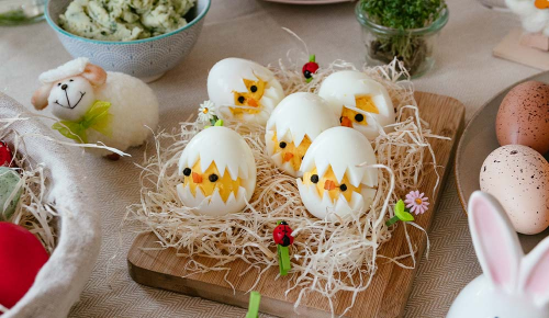 Gebastelte Kühen mit Eierschalen auf dem Kopf