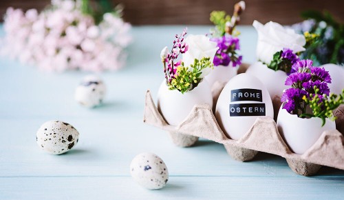 Florale Osterdekoration mit Eiern als Vase