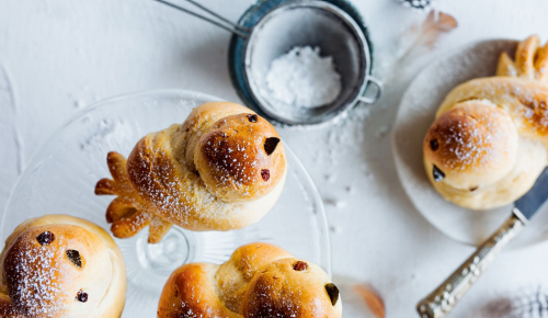 Brioche-Küken mit Staubzucker und Augen und Schnäbeln aus Rosinen
