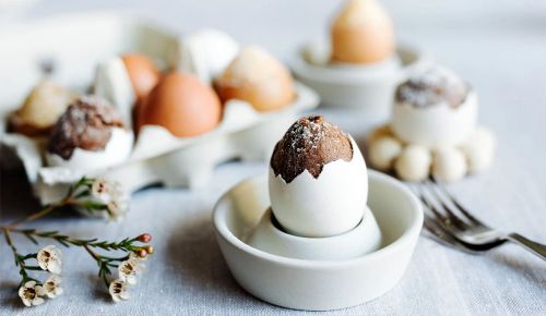 Eierküchlein aus Schokolade in Eierformen