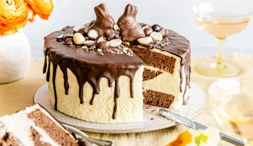 Eine Ostertorte aus Schoko-Eierlikör mit Schokohasen und -eiern als Dekor