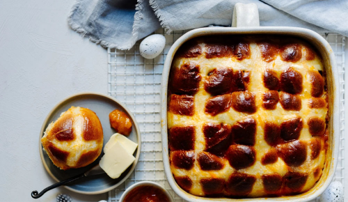 Frisch gebackene Hot-Cross-Buns in einer Backform