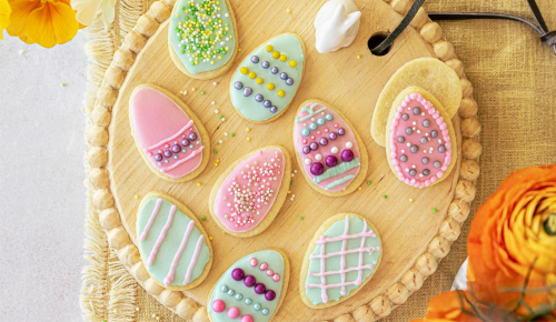 Viele bunte Osterkekse, dekoriert mit Essperlen und mehr