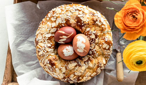 Ein mit gehobelten Mandeln und Ostereiern geschmückter Osterkranz
