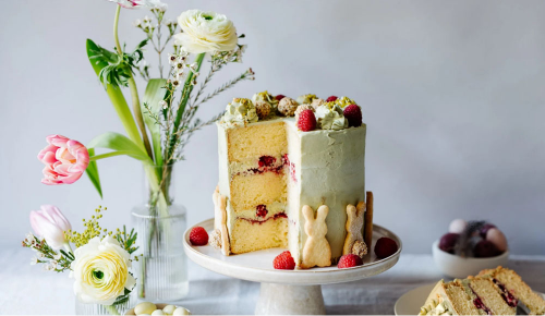 Eine Ostertorte mit Mascarpone, dekoriert mit Beeren und kleinen Keks-Hasen