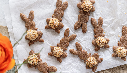 Viele Osterhasen-Kekse mit Schwänzchen aus Giotto