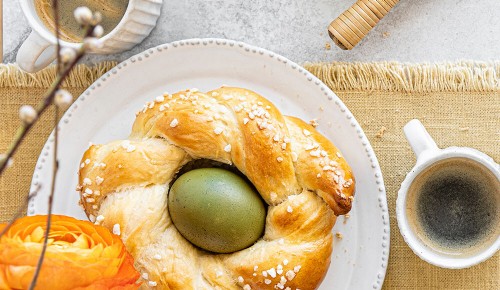 SPAR Mahlzeit! Eine frisch gebackene Osterpinze mit einem gefärbten Osterei in der Mitte