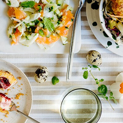 SPAR Mahlzeit! Ein gedeckter Tisch voller verschiedener Gerichte für die Osterjause