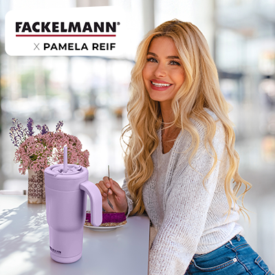 Pamela Reif neben einem lila Fackelmann-Tumbler und einem Stück Kuchen mit einer Gabel in der Hand