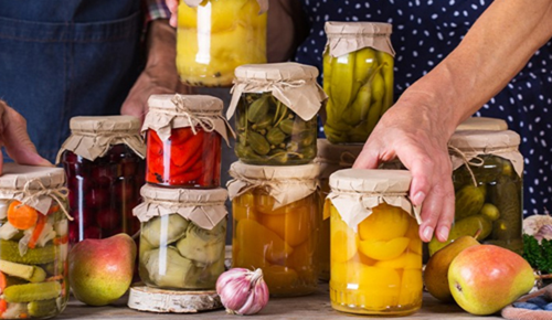 Viele verschiedene Gläser mit eingelegtem Obst und Gemüse