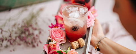 Bombeer Mule mit Rose für die weinwelt