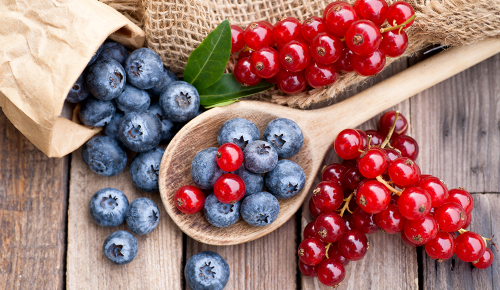 Viele Heidel- und rote Johannisbeeren
