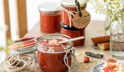 Fruchtige Rhabarber Holunder Marmelade mit Erdbeeren für die SPAR Mahlzeit!