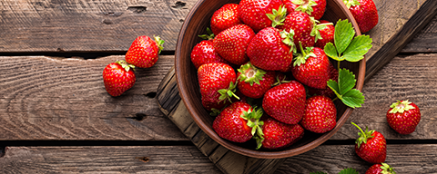 Eine Schale voller roter, reifer Erdbeeren
