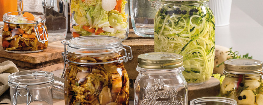 Verschiedenes fermentiertes Gemüse in Einweckgläsern