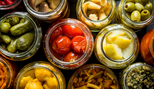 Viele verschiedene Gläser mit eingelegtem und fermentiertem Gemüse
