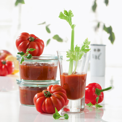 Zwei Gläser mit frisch gemachter Tomatensauce