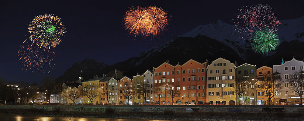 Silvesterfeuerwerk über der Skyline von Innsbruck