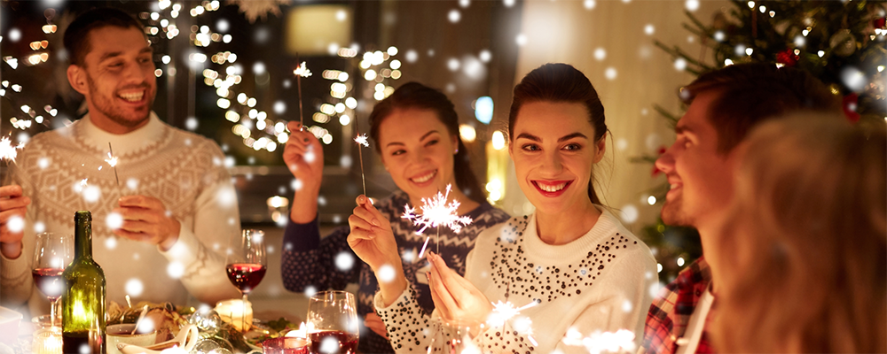 Mehrere Personen beim Silvesterfeiern mit Wunderkerzen