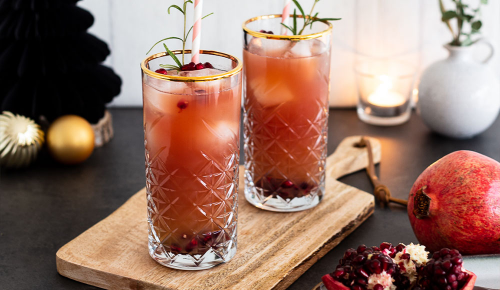 Ein Mocktail mit Orange und Granatapfel