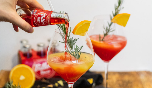 Ein Mocktail mit Bitter und Rosmarin