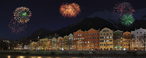 Silvesterfeuerwerk über der Skyline von Innsbruck