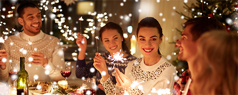 Mehrere Personen beim Silvesterfeiern mit Wunderkerzen