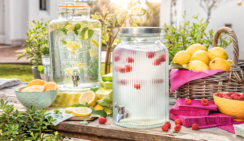 Ein großer Getränkespender gefüllt mit Wasser und Erdbeeren