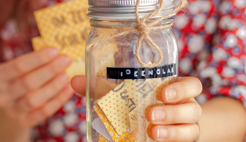 Ein Glas mit der Aufschrift "Ideenglas"