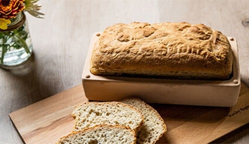 Didi Maiers Weißbrot aufgeschnitten auf einem Holzbrett