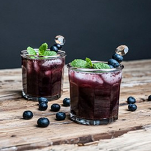 Zwei Gläser gefüllt mit dunkelroten Mocktails