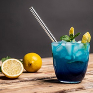 Ein Glas gefüllt mit einem blauen Mocktail