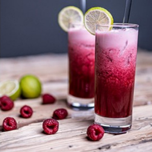Zwei Gläser gefüllt mit roten Mocktails