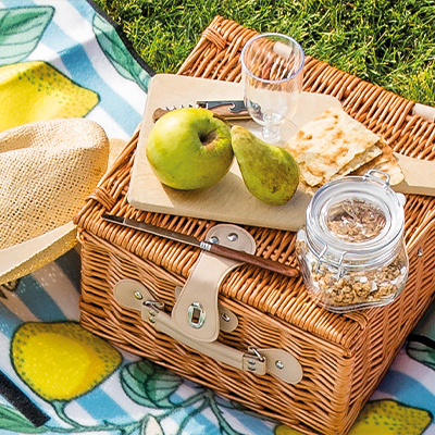 Ein Picknickkorb mit Obst, Müsli und Knäckebrot