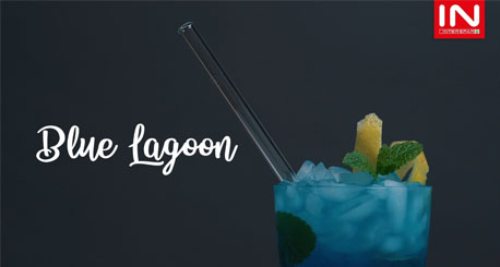 Ein Cocktailglas und ein Schriftzug mit der Aufschrift "Blue Lagoon"