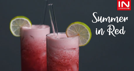 Zwei Cocktailgläser und ein Schriftzug mit der Aufschrift: "Summer in Red"