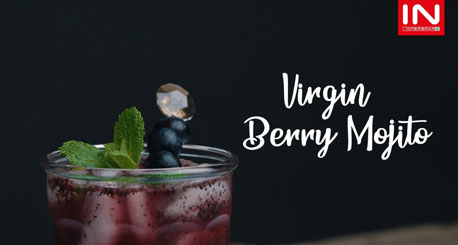 Ein Cocktailglas und ein Schriftzug mit der Aufschrift "Virgin Berry Mojito"